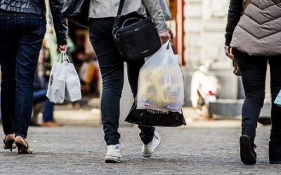 Winkelier schenkt opbrengst plastic tassen aan LINDA.foundation
