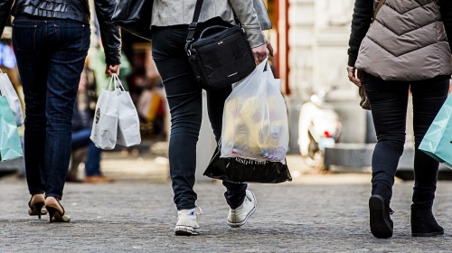 Winkelier schenkt opbrengst plastic tassen aan LINDA.foundation