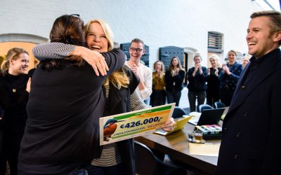 Winston Gerschtanowitz verrast Linda de Mol met gouden envelop