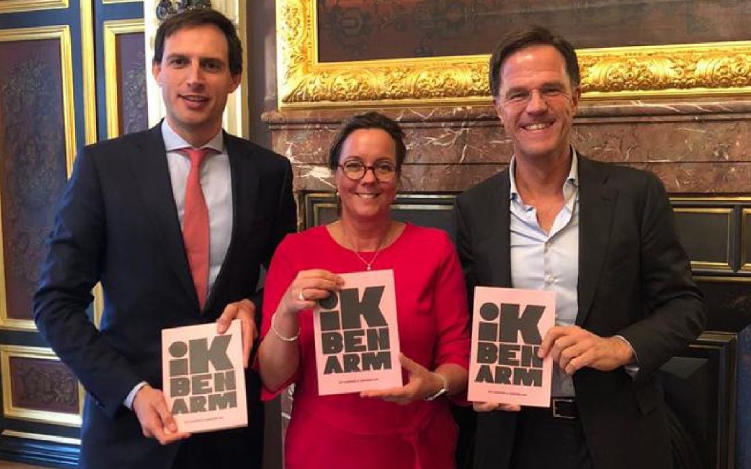 Premier Rutte en Minister Hoekstra ontvangen boekje ‘Ik ben Arm’