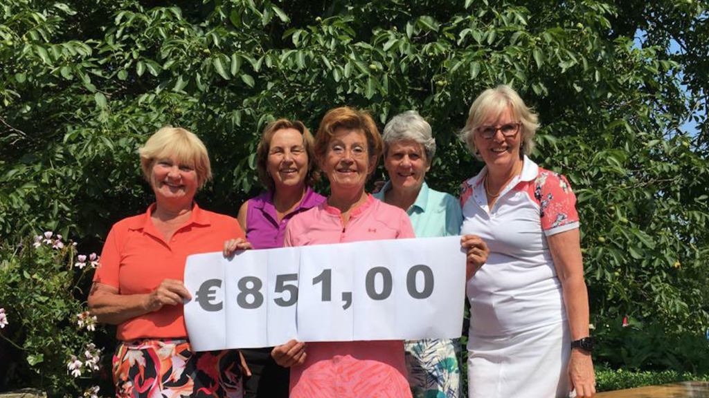 De ‘Dinsdag Dames’ van Golfclub Anderstein golfen voor LINDA.foundation